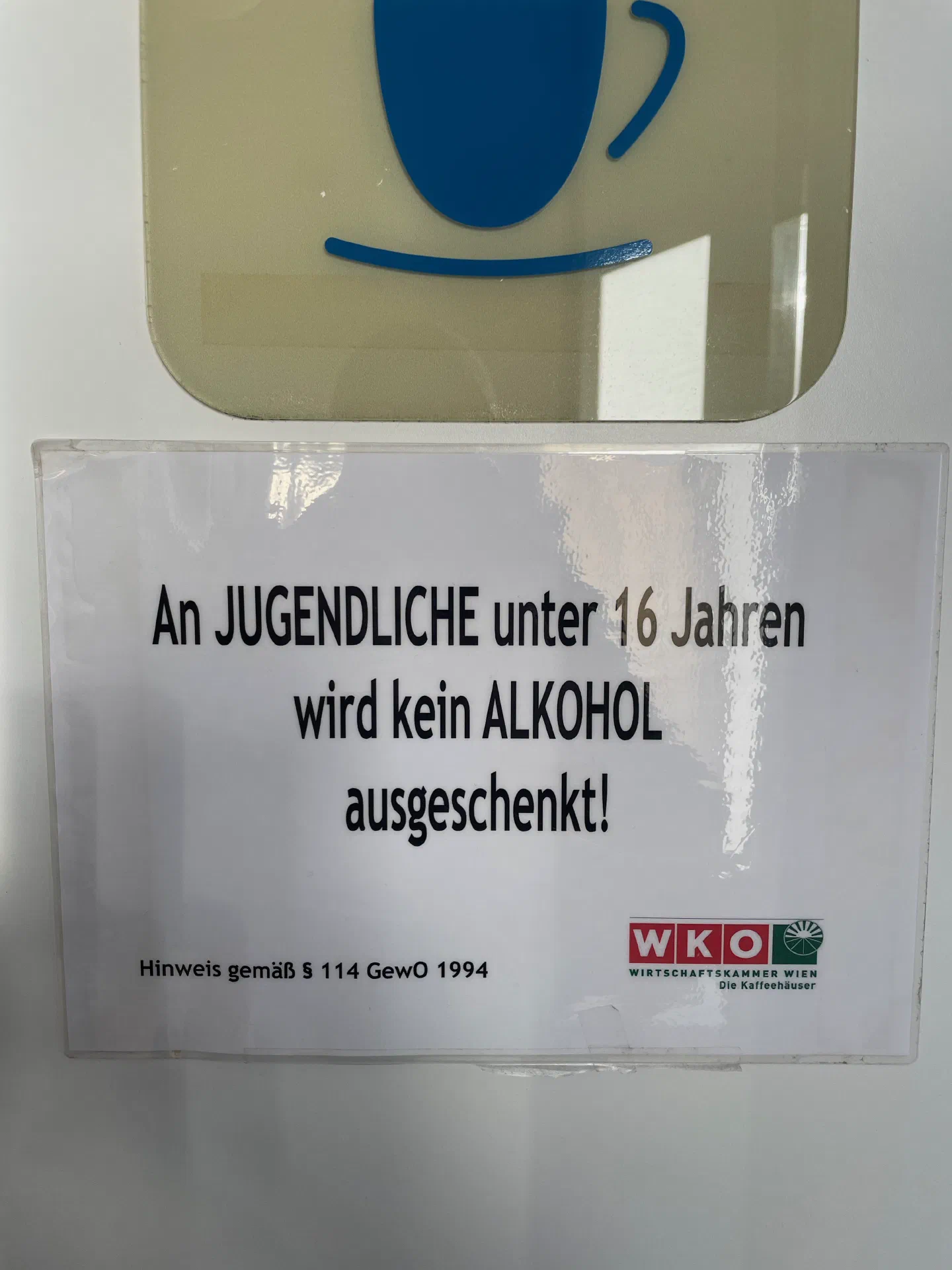 A café notice reading “An Jugendliche unter 16 Jahren wird kein Alkohol ausgeschenkt”
